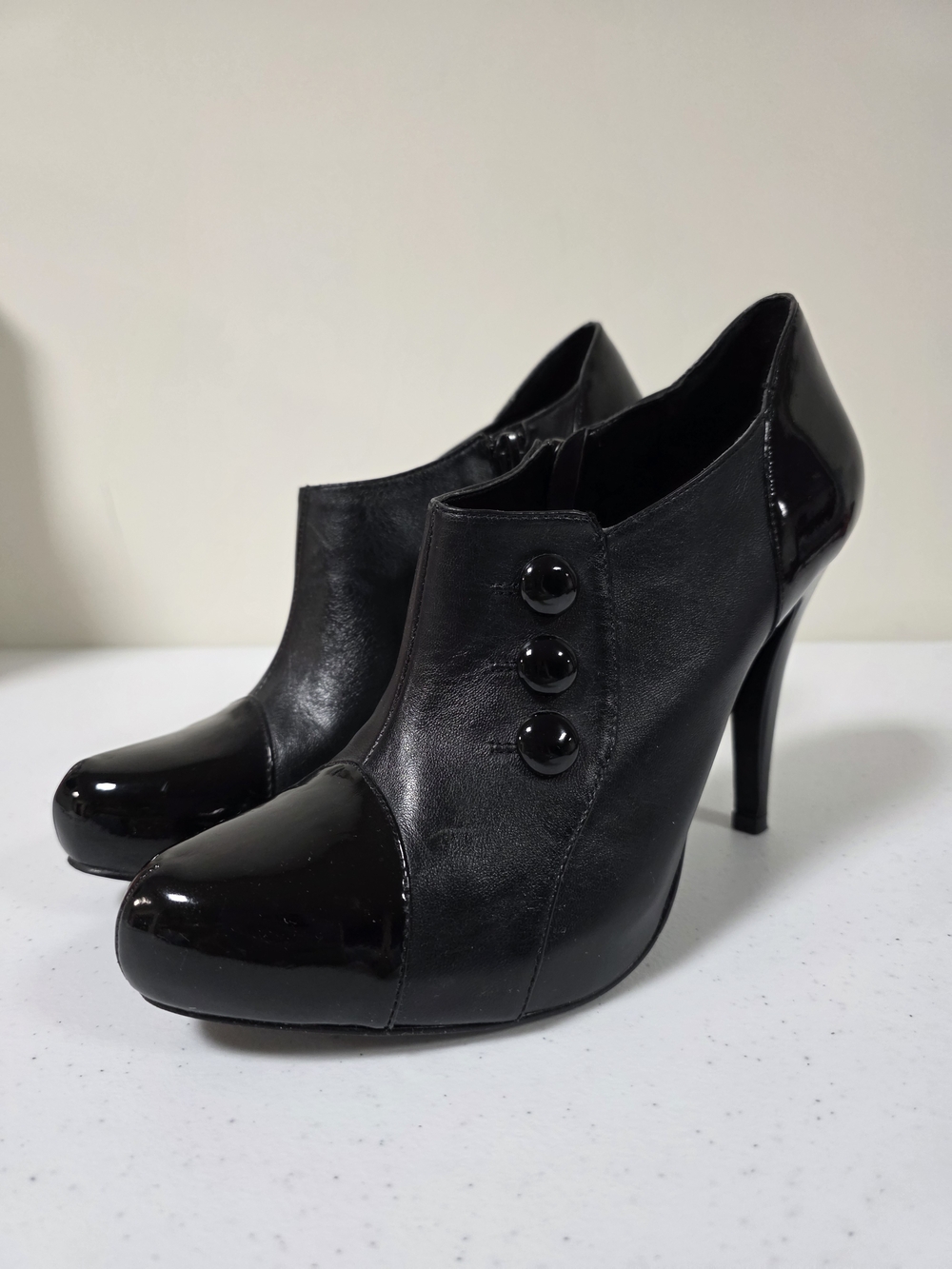 Steven By Steve Madden Black Patent Cap Toe Stiletto Booties w Buttons Sz 8.5